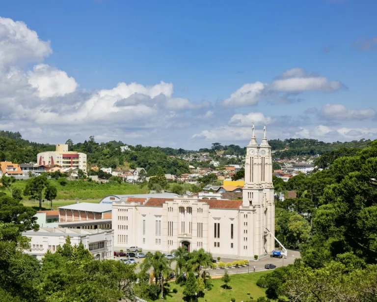 Igreja Matriz e vista da cidade (imagem ilustrativa)