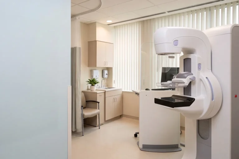 Sala de exame de mamografia com o aparelho em primeiro plano, Outubro Rosa (imagem ilustrativa gerada por IA)